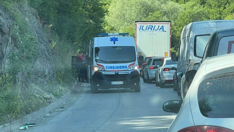 Një i vdekur dhe dy të lënduar në aksident të rëndë trafiku