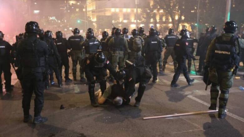Policët në Serbi mburren për dhunën ndaj protestuesve, studentët publikojnë pamjet