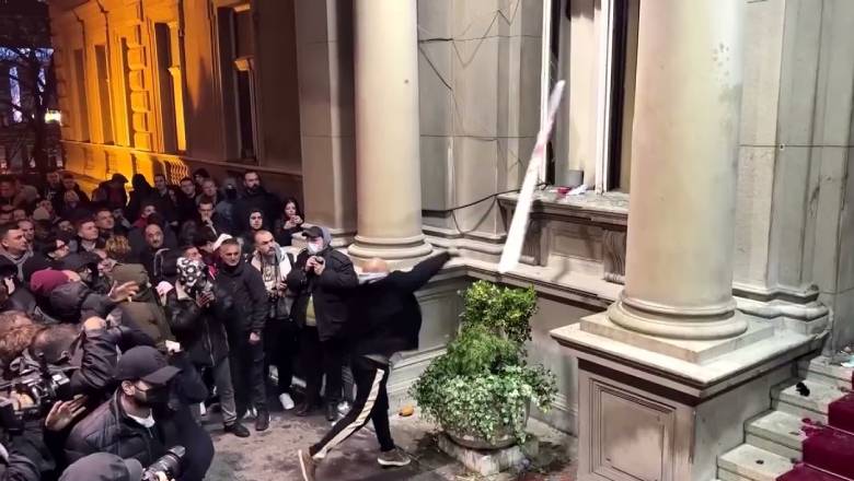 Protestat në Beograd përshkallëzohen në dhunë dhe arrestime