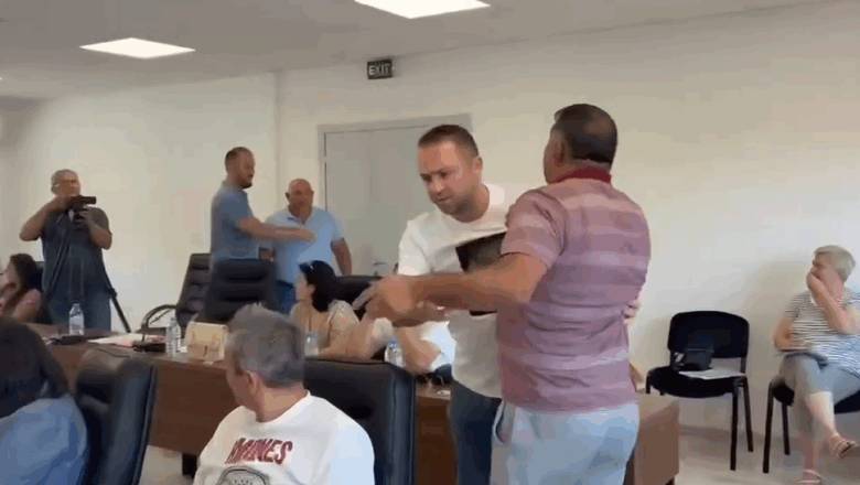 Përleshje fizike dhe tension i lartë në seancën e Kuvendit Komunal të Koçanit (Video)